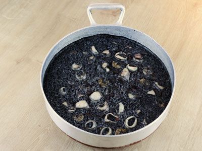 Arroz negro con chipirones