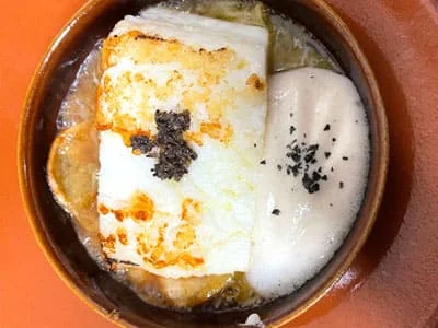 Bacalao con manzana confitada y espuma de trufa