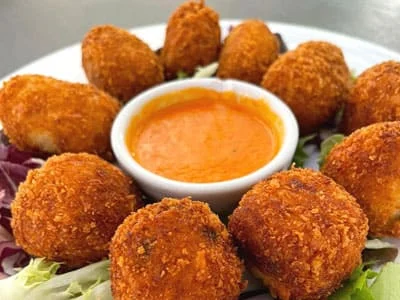 Croquetas caseras con salsa de piquillo