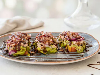 Ensalada de tomate rosa, bonito y aguacate