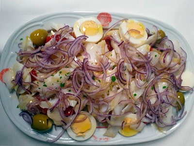 Ensalada de bacalao con alioli