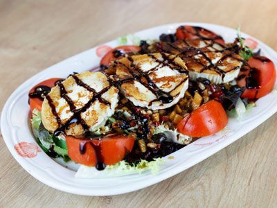 Ensalada de rulo de cabra con vinagreta dulce en Madrid