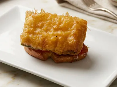 Tapa de Bacalao a la romana con salsa de piquillo