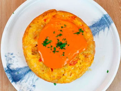 Tortilla de Bacalao con salsa de piquillo