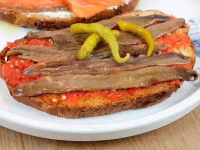 Anchoa de Santoña con cama de tomate raf