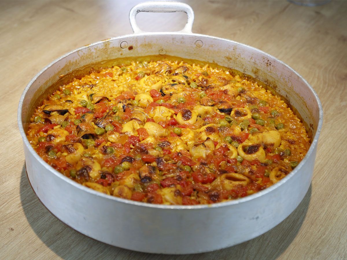 Arroz marinero con chipirones y pimiento, hecho en paellera