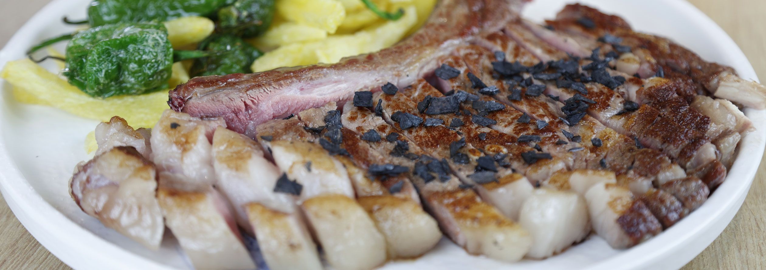 Chuletón de vaca rubia gallega a la brasa en Madrid centro (Barrio de Salamanca) · Restaurante Flor de Galicia