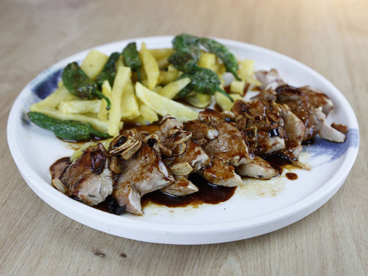 Solomillo ibérico al Pedro Ximénez con patatas y pimientos de Padrón