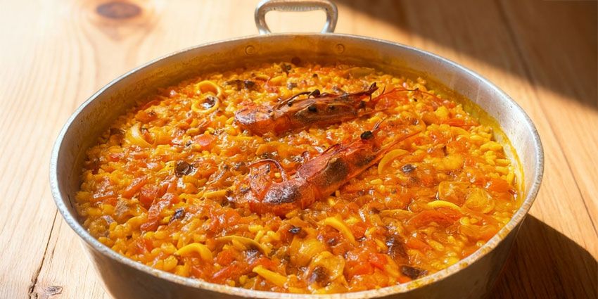 Arroz con carabineros meloso elaborado con caldo casero en Flor de Galicia, restaurante gallego en Madrid centro