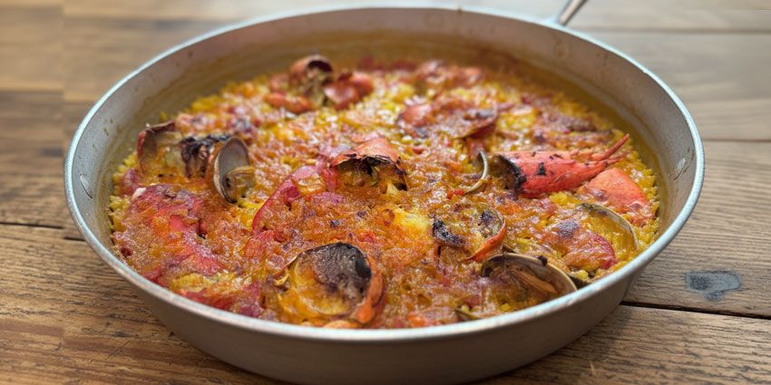 Arroz con bogavante y almejas en paella para compartir