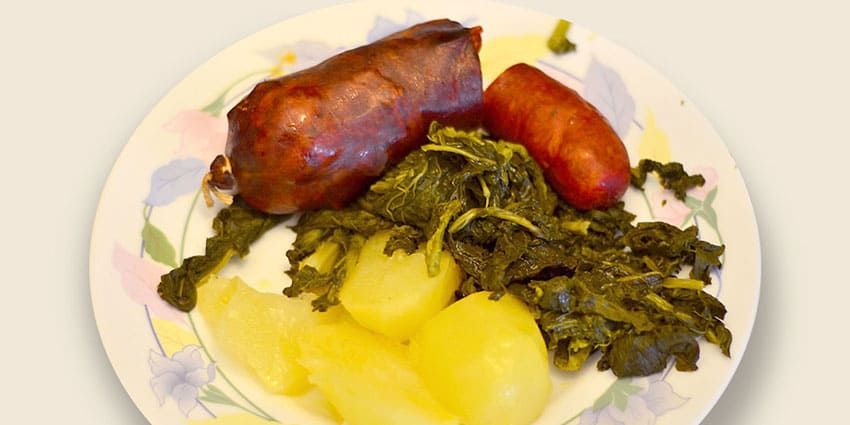 Plato con dos embutidos gallegos, grelos y patatas cocidas