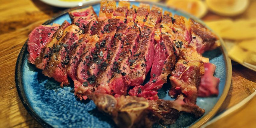 Chuletón de vaca Rubia Gallega en Madrid, carne gallega madurada a la parrilla en Flor de Galicia