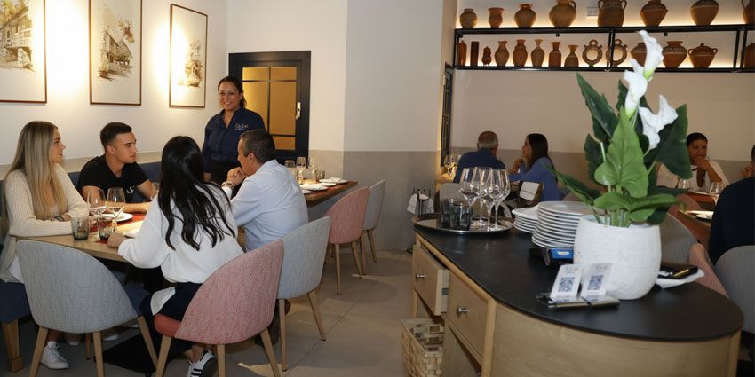 Comedor de Flor de Galicia con mesas ocupadas a mediodía
