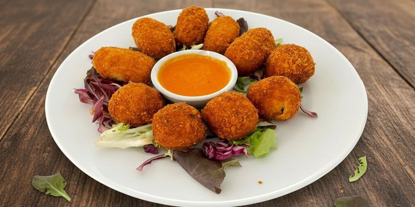 Croquetas cremosas de carabinero elaboradas de forma artesanal en Flor de Galicia, entrante de marisco en Madrid