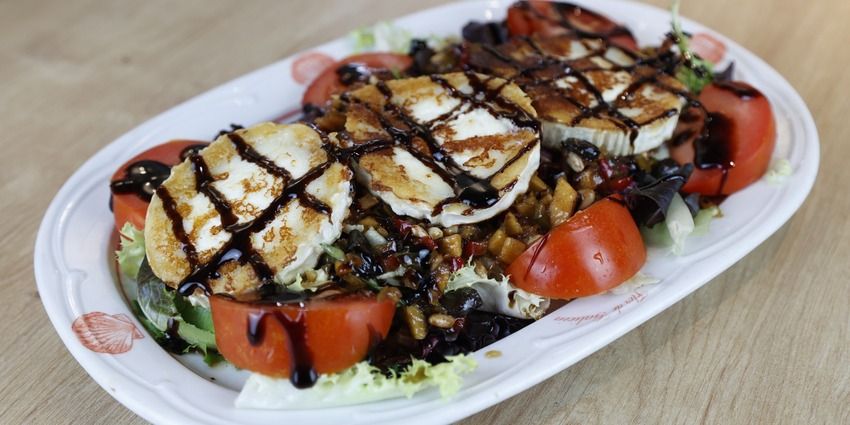 Ensalada de rulo de cabra para una comida de trabajo en Flor de Galicia