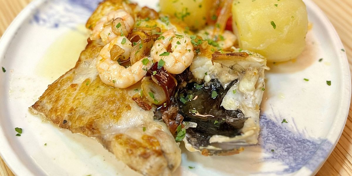 Merluza a la plancha con gambas y cachelos, un pescado sin gluten