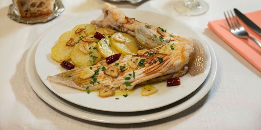 Raya a la espalda de temporada servida en Flor de Galicia, restaurante gallego en el Barrio de Salamanca (Madrid)