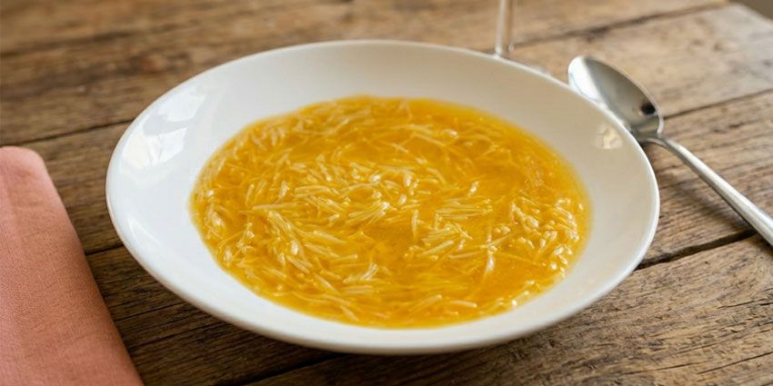 Sopa de cocido gallego con fideos finos elaborada con caldo del guiso