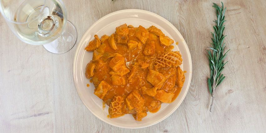 Tortilla de callos casera servida en Flor de Galicia, restaurante gallego en Madrid