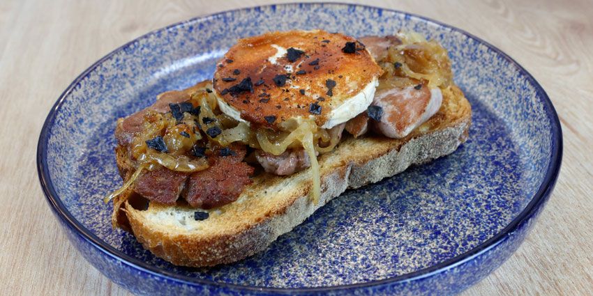 Tostas variadas para compartir antes de un concierto en el Movistar Arena