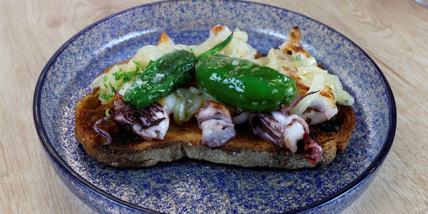Tostas variadas para compartir antes de un concierto en el Movistar Arena