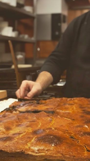 Empanada gallega artesana en Madrid centro con masa fina y relleno tradicional