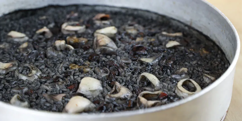 Arroz negro en Madrid con chipirones y langostinos · Flor de Galicia, arrocería gallega en el Barrio de Salamanca