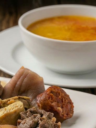 Cocido gallego con grelos y cachelos en Madrid centro