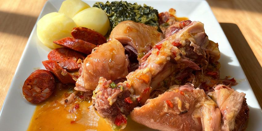 Codillo a la gallega con cachelos en Flor de Galicia