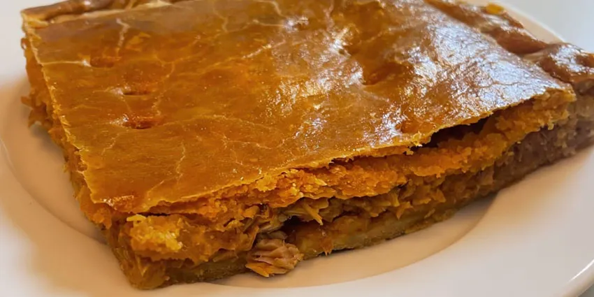 Empanada gallega de bonito en Madrid centro · Masa fina y sofrito casero