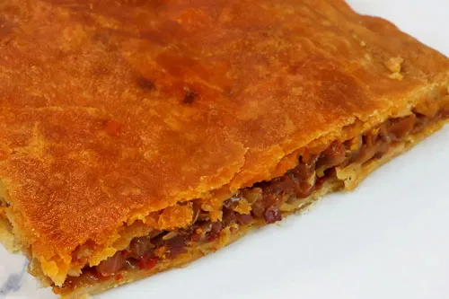 Empanada gallega artesanal en Madrid centro, rellena de pulpo, carne o chipirones, Flor de Galicia en el Barrio de Salamanca