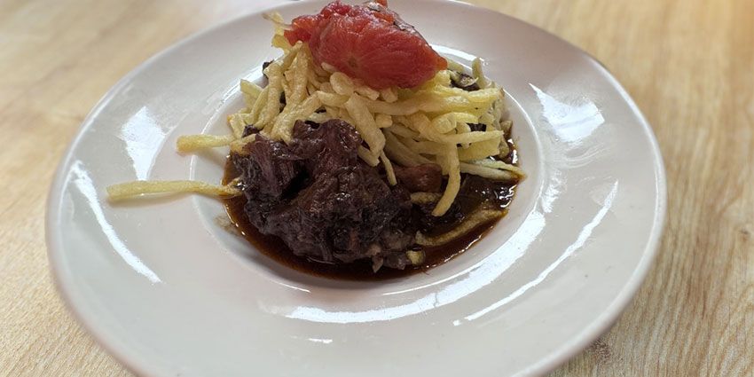 Rabo de toro estofado, guiso tradicional en Flor de Galicia