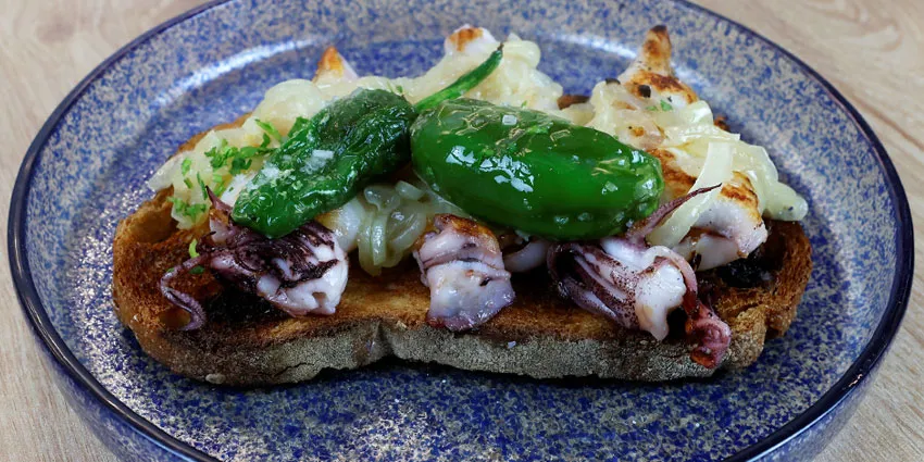 Tostas variadas para comer de picoteo en Madrid centro (Barrio de Salamanca)