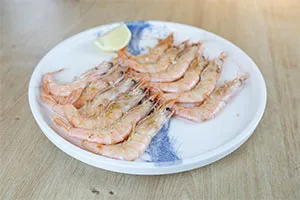 Gambas a la plancha Madrid en Flor de Galicia, un restaurante de marisco en Madrid