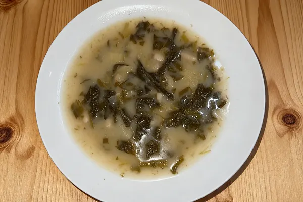 Caldo gallego con grelos del menú de cena de tapas en el Barrio de Salamanca