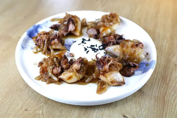 Chipirones encebollados en Flor de Galicia