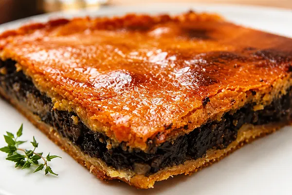 Ración de empanada gallega de la cena de tapas en Madrid