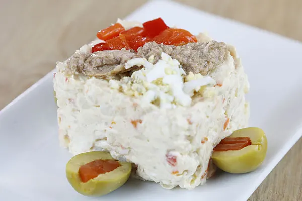 Ensaladilla rusa casera de la cena de tapas gallegas en Madrid