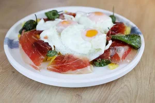 Huevos rotos con jamón en Flor de Galicia