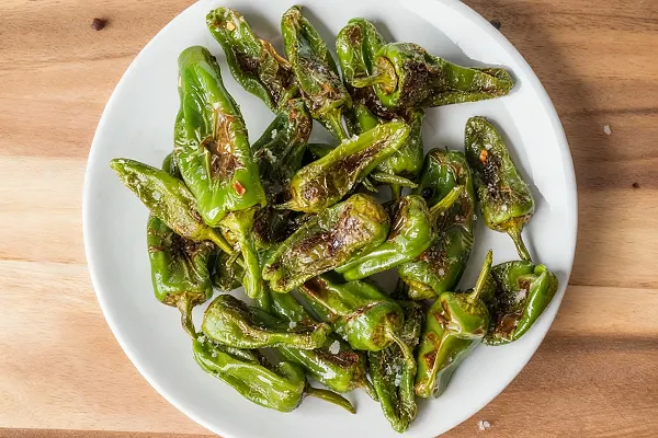 Pimientos de Padrón fritos de la cena de tapas gallegas en Madrid