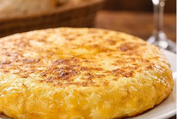 Tortilla de Betanzos poco cuajada para cenar de tapas en Madrid