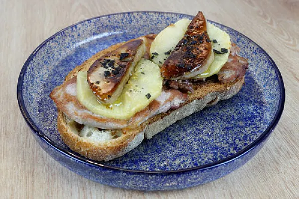 Tosta de solomillo ibérico con foie y manzana para cenar de tapas en el Barrio de Salamanca