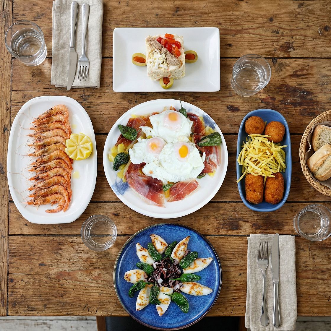 Mesa de restaurante puesta para una comida de empresa en Madrid, Barrio de Salamanca