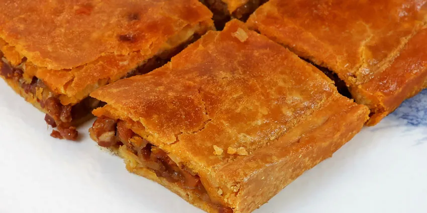 Empanada gallega artesanal como plato estrella de Flor de Galicia