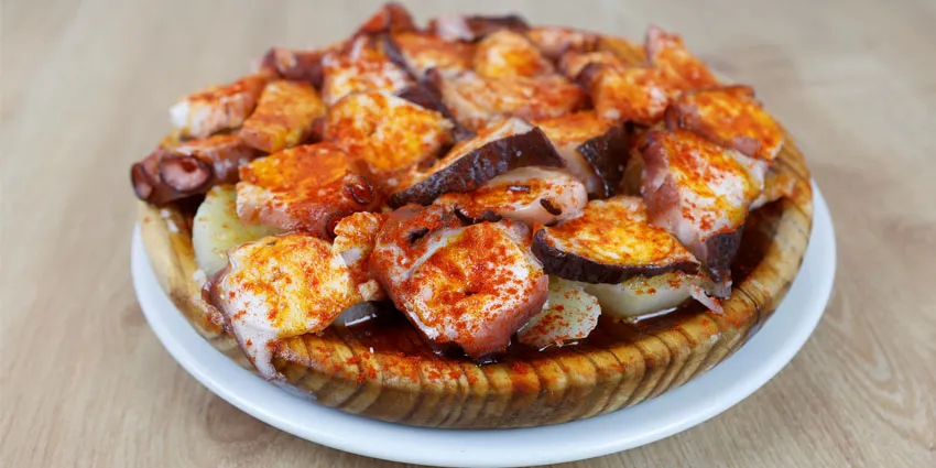 Pulpo a la gallega como plato estrella de Flor de Galicia en Madrid