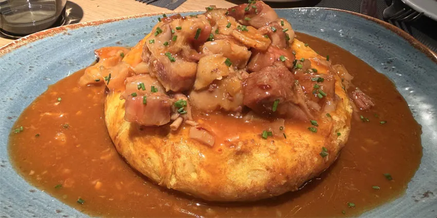Tortilla de patatas con patas y morros como plato estrella de Flor de Galicia